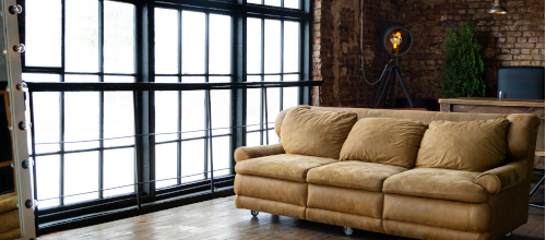 Styl industrialny w pokoju dziennym – jak zrobić to dobrze?